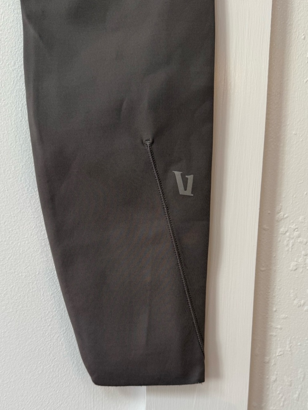 Vuori Evolve Legging in Smoke - Picture 8 of 9
